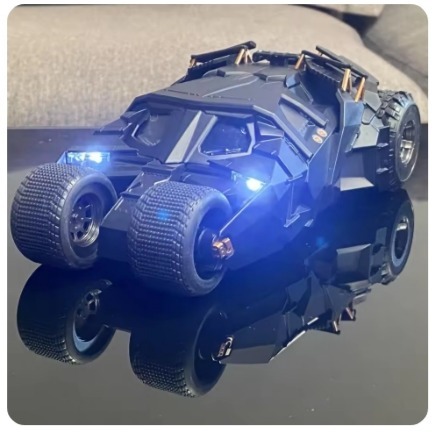 【送料無料】新品 1:24 バットモービル タンブラー ミニカー 合金製ダイキャストモデル サウンド＆ライト機能付き