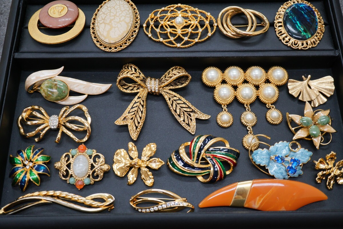 C646 海外製含む ゴールドカラー ヴィンテージ ブローチ アクセサリー 大量 セット まとめて おまとめ まとめ売り 装飾品