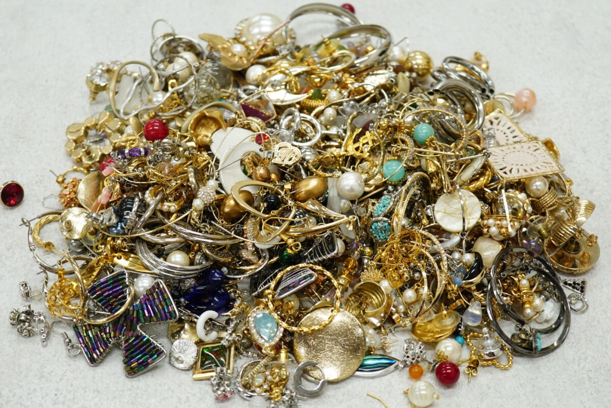 D279 海外製など ヴィンテージ ピアス 片耳 ジャンク含む 1046g アクセサリー アンティーク 大量 まとめて おまとめ まとめ売り