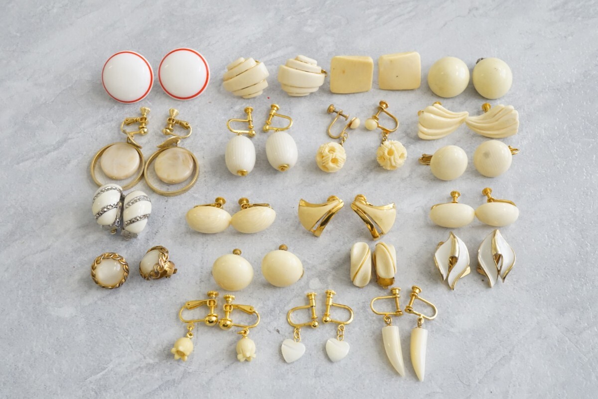 C632 白/クリーム色系 海外製など ヴィンテージ イヤリング 20点 アクセサリー 両耳揃い アンティーク 大量 まとめて おまとめ まとめ売り