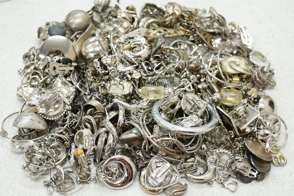 D276 大量 シルバーカラー 海外製など ジャンク品 ヴィンテージ イヤリング 片耳 1070g アクセサリー まとめて おまとめ まとめ売り