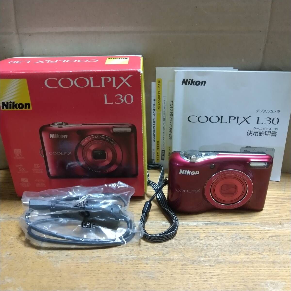 【極上美品】★ニコン Nikon COOLPIX L30 コンパクトデジタルカメラ レッド 単三電池仕様 (元箱/説明書/ケーブル付き) ★完動品★