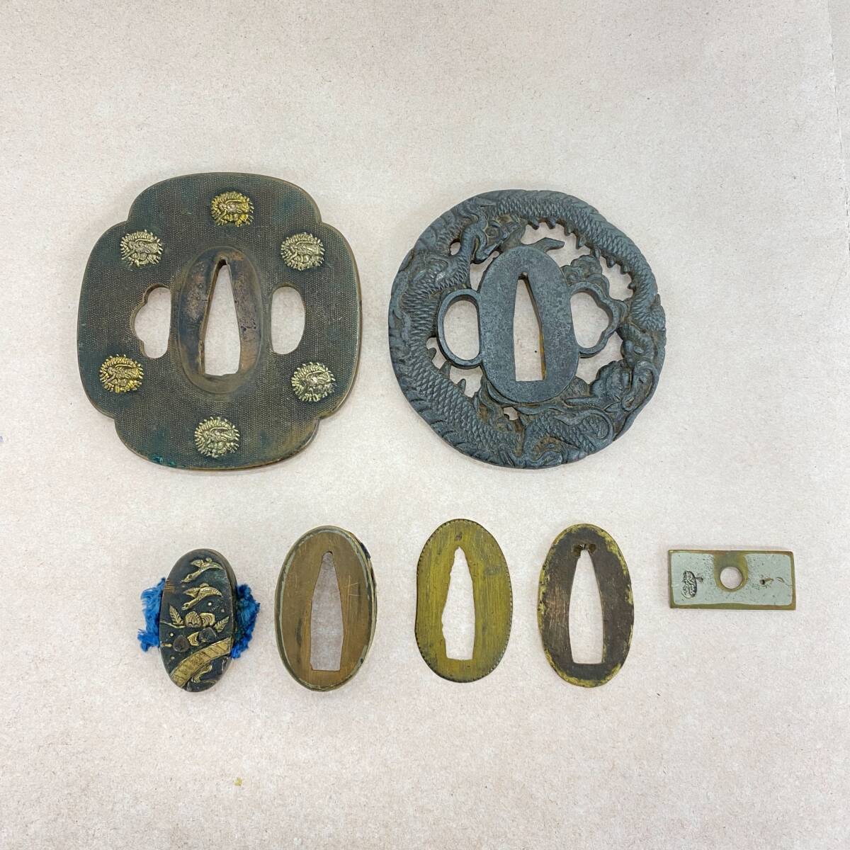 『HW3』刀装具　鍔ｘ2/縁頭/ハバキｘ3/縁？（表銀刻印あり）骨董　工芸品　コレクターズ品　刀剣　詳細不明　現状品