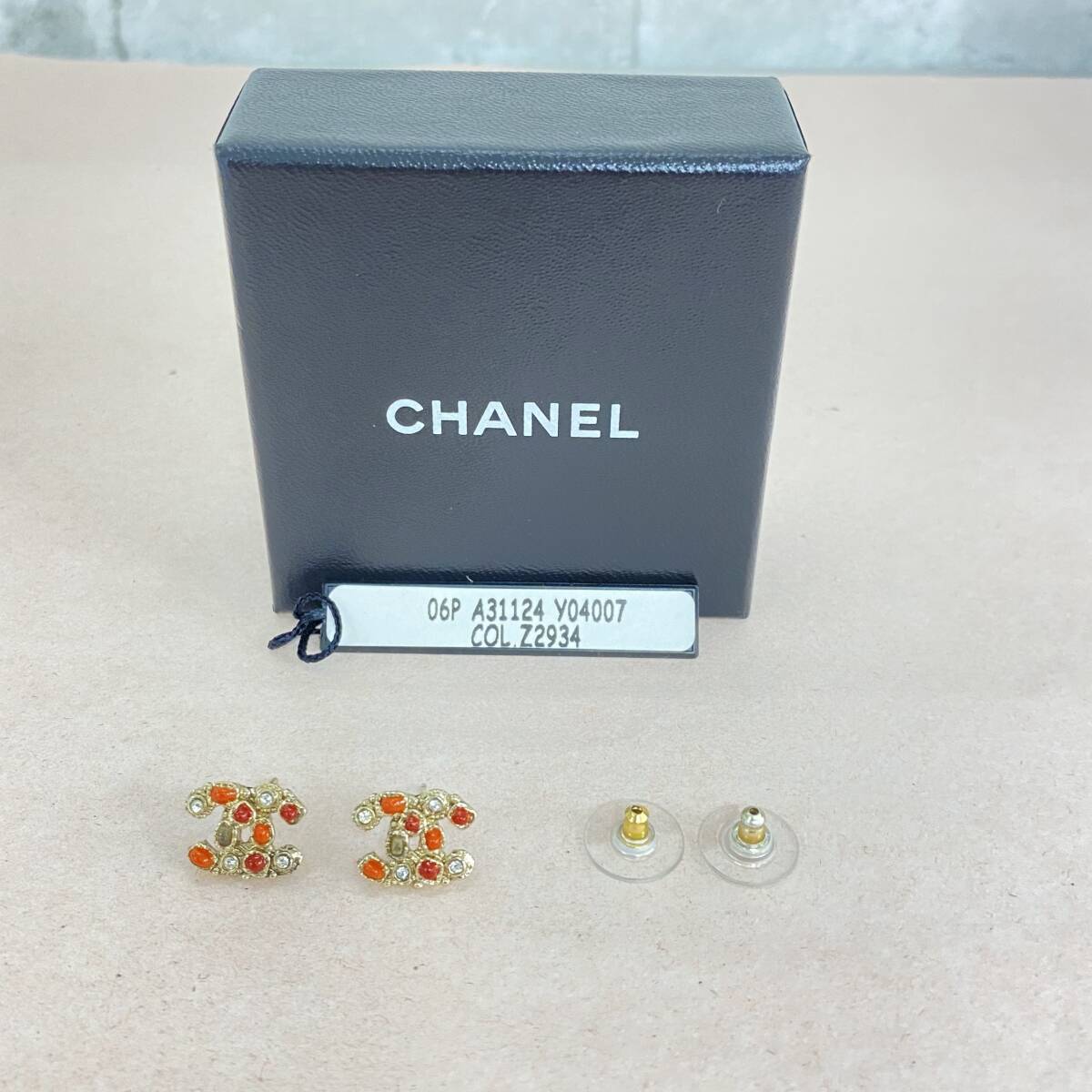 『L19』CHANEL　シャネル　ピアス　06P　ココマーク　ビジュー　ゴールドｘレッドカラー　スタッドピアス　箱付き　現状品