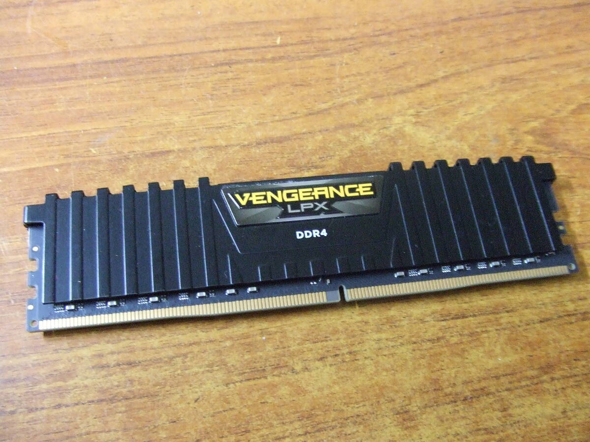 V125 PCメモリー 1枚　VENGEANCE DDR4 32GB 4000Mhz CORSAIR CMK64GX4M2Z4000C 中古　未確認　ジャンク