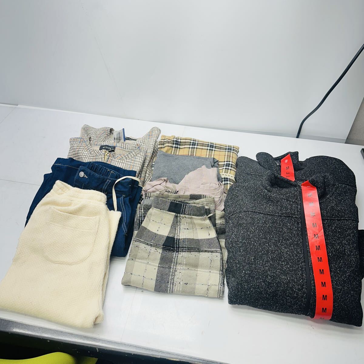 衣類品まとめ売り　ジャケット　デニムパンツ　スカート　ノースリーブワンピース　トップスなど　メーカー様々　メンズ　レディース