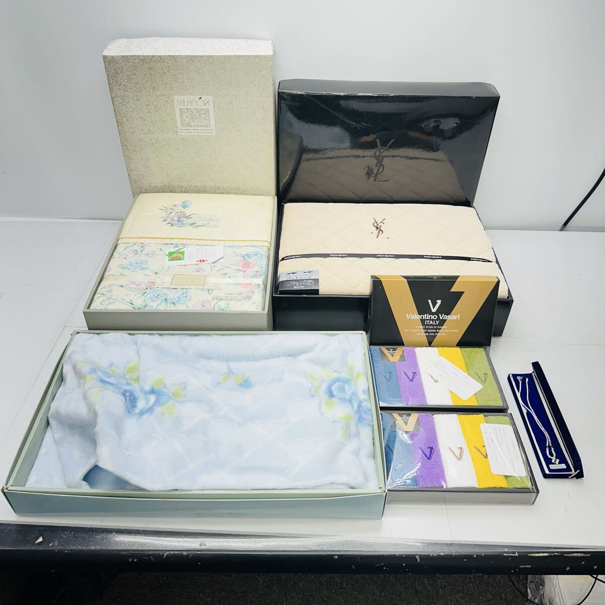 イブサンローラン パッドシーツ Valentino Vasari タオル ダウンケット 毛布 まとめ売り 寝具