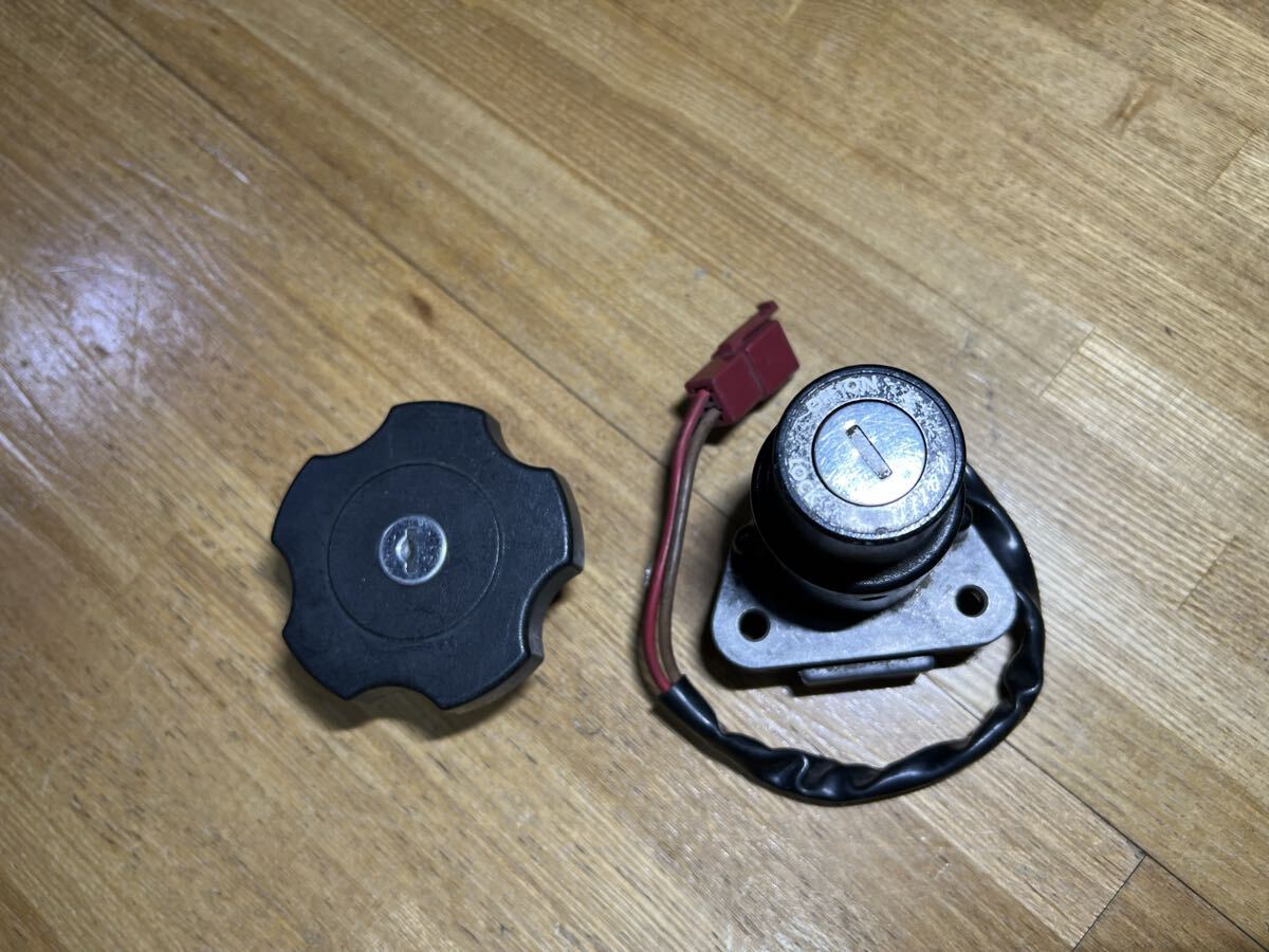 YAMAHA RZ250 RZ350 4L3 4U0 メインキー？ タンクキャップ 初期型 2スト カストロール 白煙