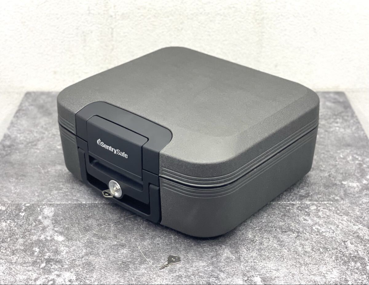 美品■SentrySafe セントリーセーフ ポータブル 耐火金庫 CH2 金庫 セーフティボックス ポータブル金庫 鍵付■兵庫県姫路市から g4 26-797