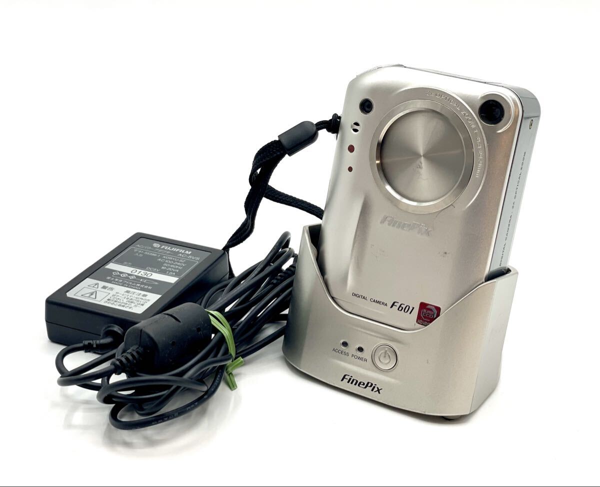 動作品■FUJIFILM FinePix F601 コンパクトデジタルカメラ デジカメ 6.6x 富士フイルム 充電器付き■兵庫県姫路市から a2 26-784
