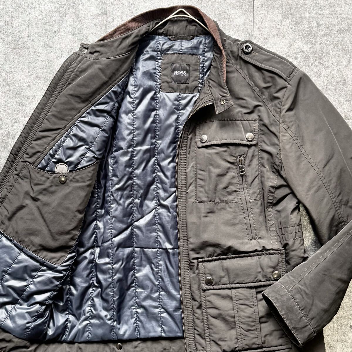 ヒューゴボス HUGO BOSS ミリタリー ジップアップジャケット ブルゾン ロゴジップ ロゴボタン 裏地ネイビー 中綿 メンズ 52 L相当