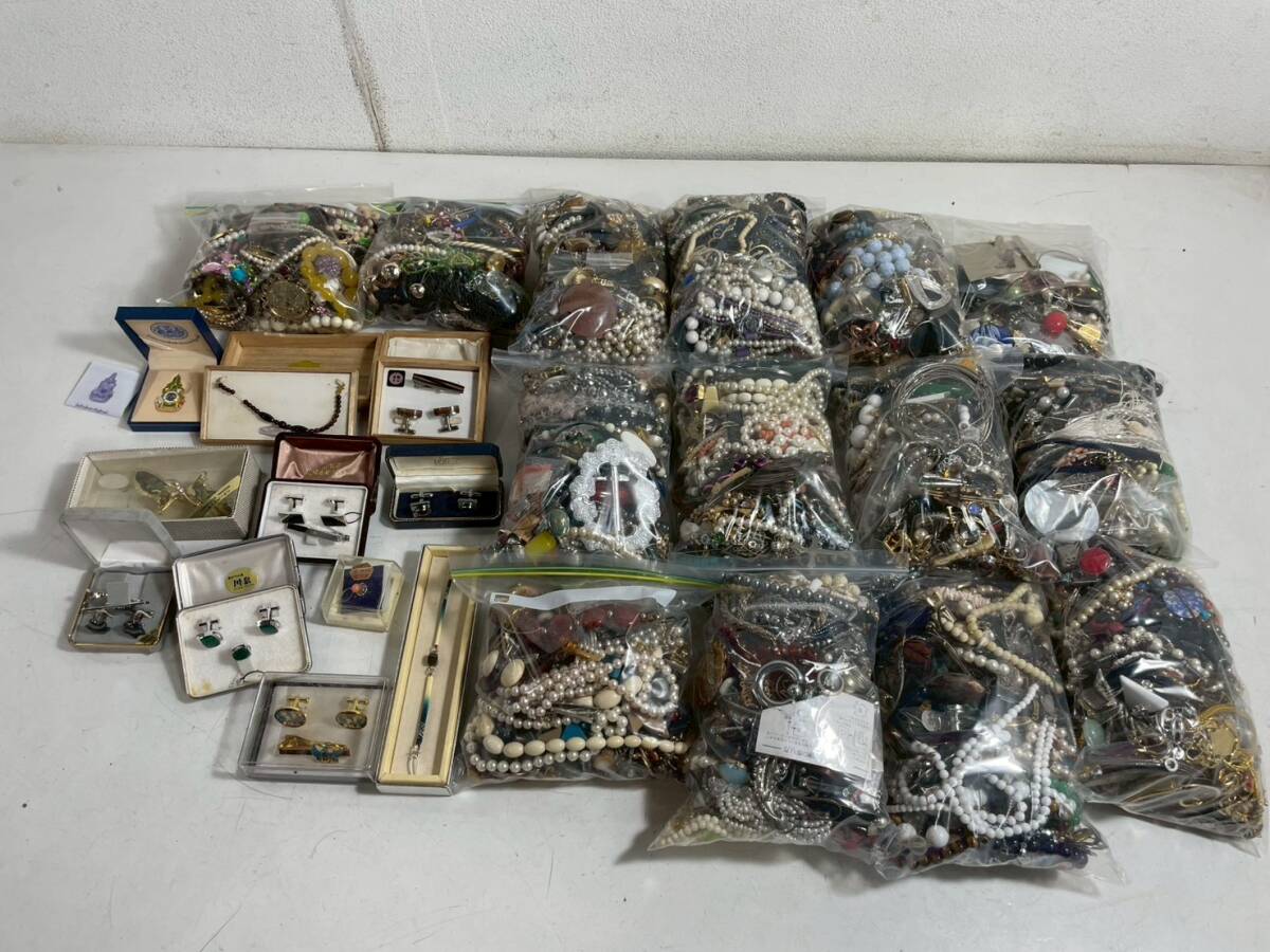 a709【ジャンク】アクセサリー まとめ① イミテーション リング 指輪 ネックレス ピアス ネクタイピン ブローチ イヤリング など 約20キロ