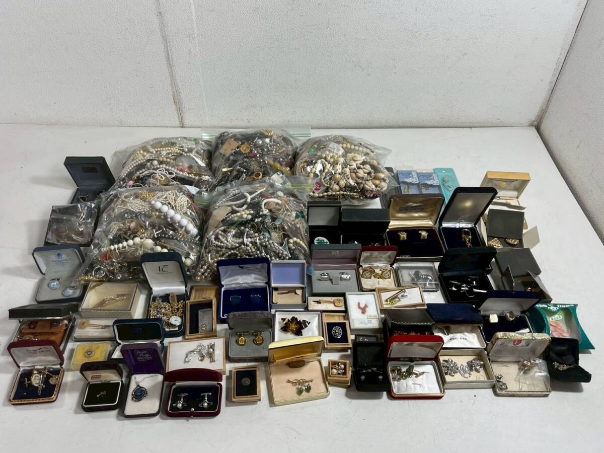 a711【ジャンク】アクセサリー まとめ③ イミテーション リング 指輪 ネックレス ピアス ネクタイピン ブローチ イヤリング など 約20キロ