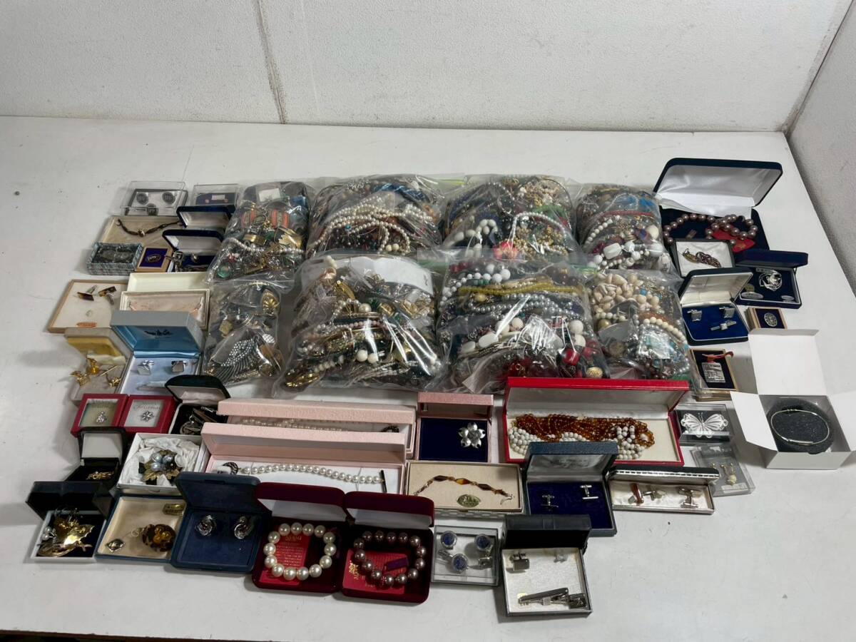 a712【ジャンク】アクセサリー まとめ④ イミテーション リング 指輪 ネックレス ピアス ネクタイピン ブローチ イヤリング など 約20キロ