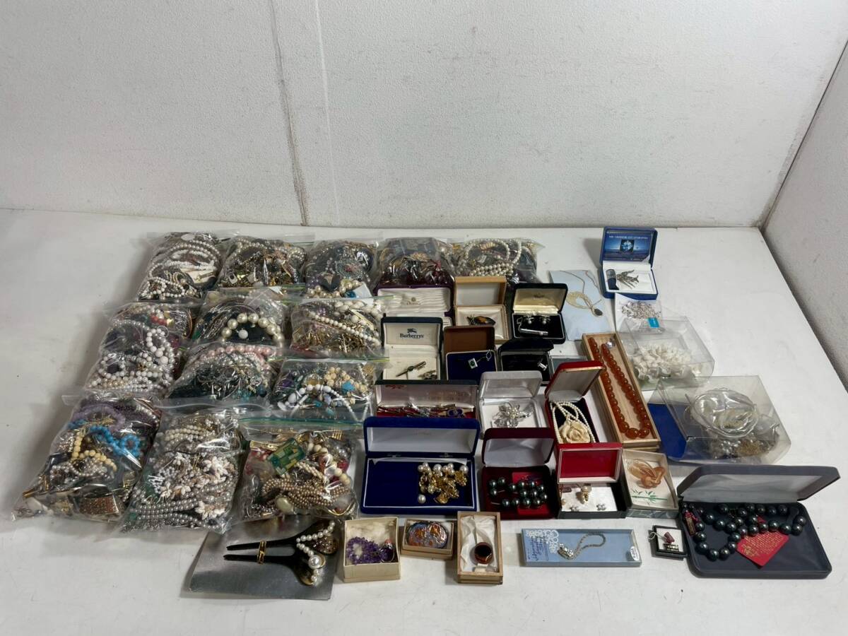 a713【ジャンク】アクセサリー まとめ⑤ イミテーション リング 指輪 ネックレス ピアス ネクタイピン ブローチ イヤリング など 約20キロ