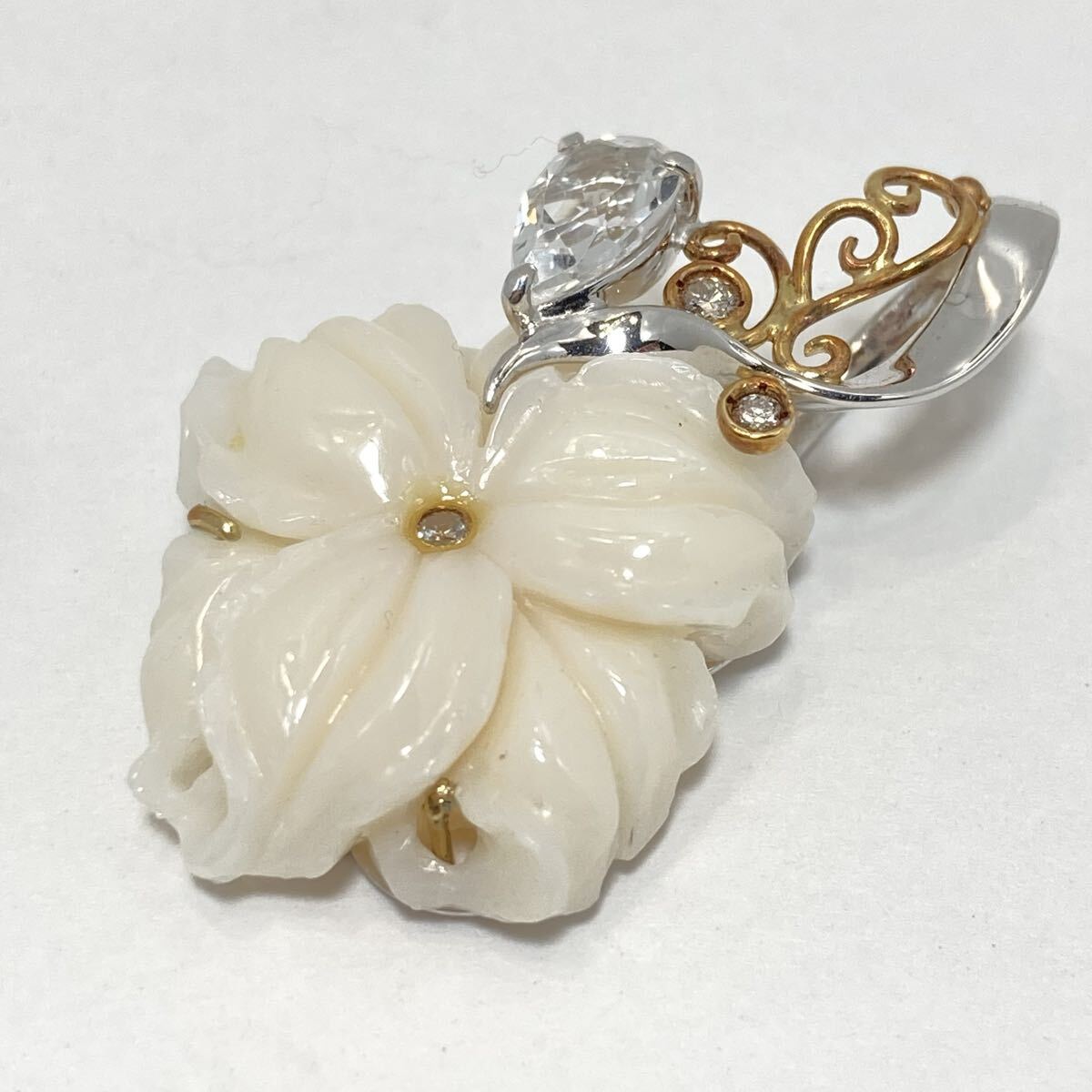 74-27 Sayuri Natori ネックレストップ 珊瑚 K18WG ダイヤ0.06ct トパーズ 0.93ct フラワー