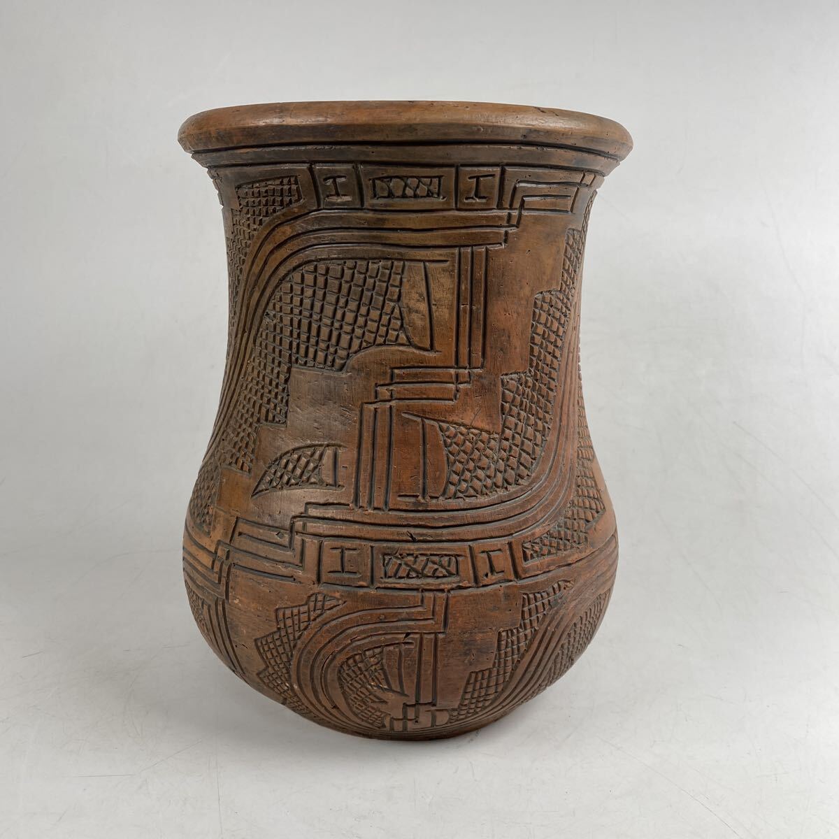希少　珍品　陶器　ブラジルの花瓶　在銘　P.PEDRAS MARAJO 土器　花器　花入　細密彫刻　壷　壺　骨董品 古美術品 時代 高さ25.3cm【41】