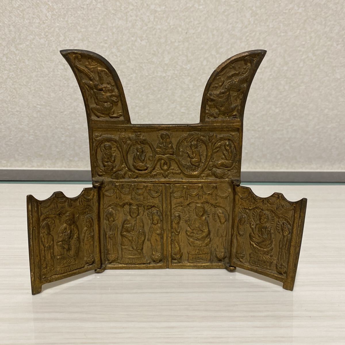 旧家整理品 仏教美術 密教 真鍮製 銅 三連画 細密細工 仏像 佛像 寺院 チベット 中国古玩 骨董品 古美術品 時代 唐物 全長18.3cm【420】