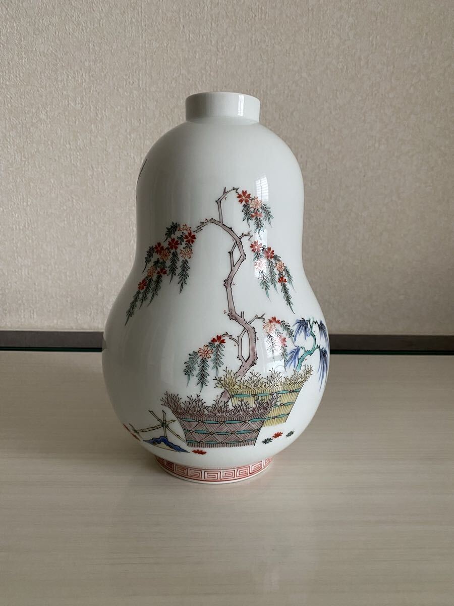有田焼 人間国宝 酒井田柿右衛門 錦草花文花瓶 壺 壷 花器 花入 作家 在銘 瓢形 骨董品 古美術品 高さ24cm【410】