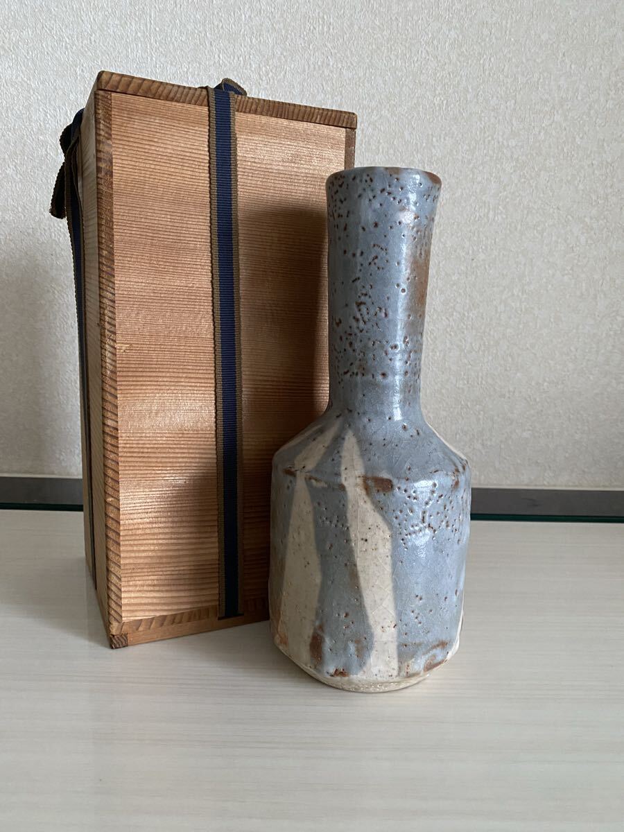 人間国宝　加藤卓男　鼠志野　花生　花瓶　壺　壷　作家　在銘　共箱　骨董品　古美術品　高さ23cm 横9.5cm【410】