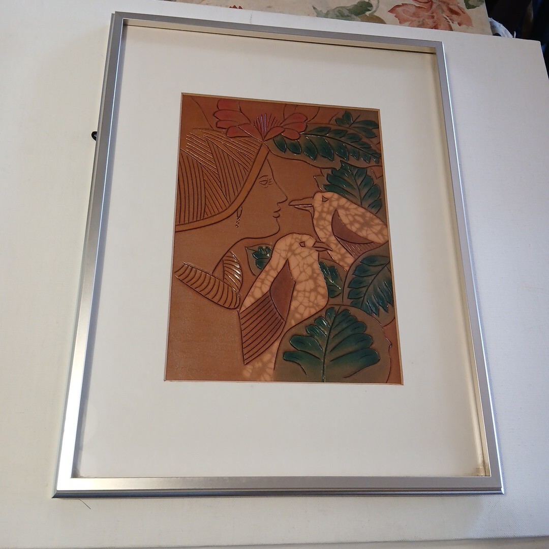 C941 作者不明　珍品　作品画材が　革　皮　レザー調の　美女と鳥の図柄の　作品　です