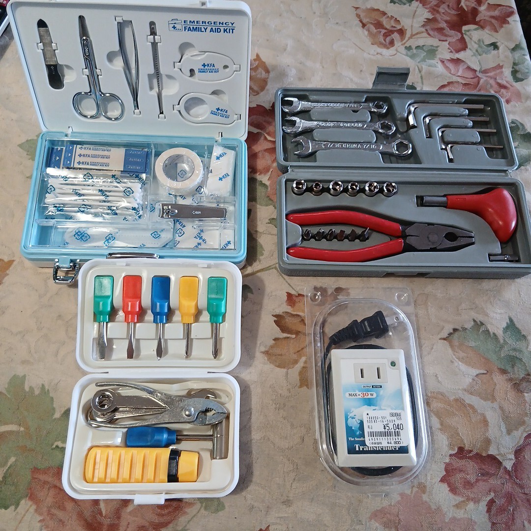 C944 貴重で珍品　ミニ TOOL BOX FAMILY AID KIT コンセント　です