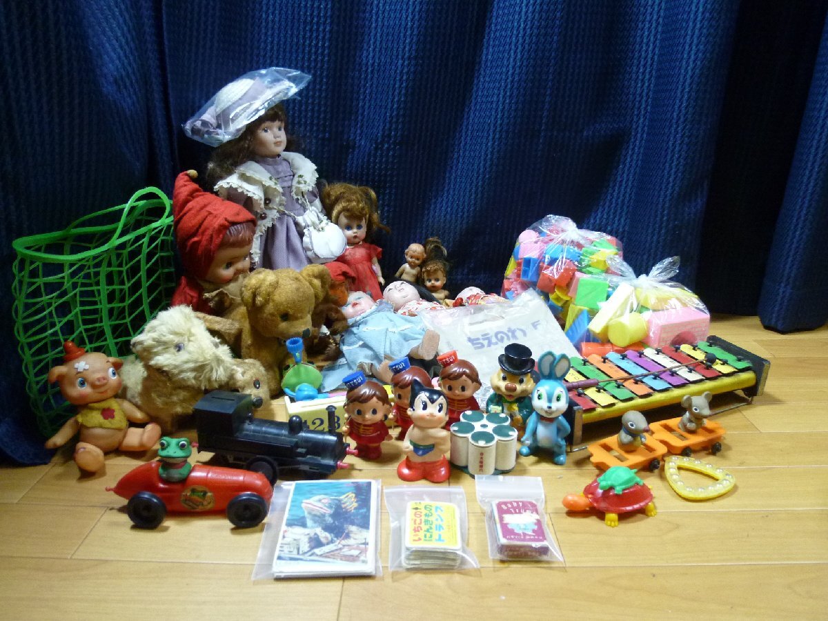▲ まとめ売り 昔のおもちゃ ソフビ 銀行 人形 プラスチック積み木 など 昭和レトロ ▲