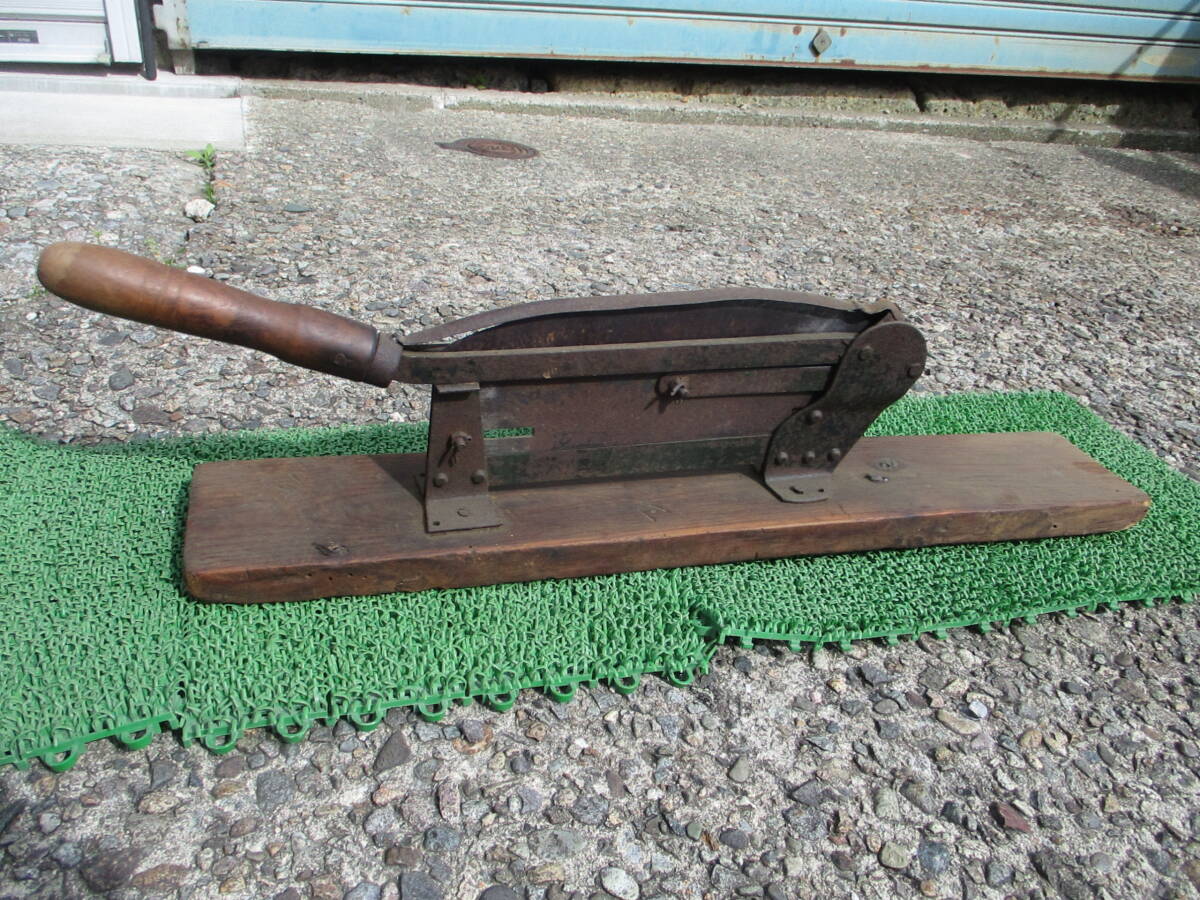 ★藁切り カッター 手動式 押し切り 刃渡り約30cm 藁切り機 木台付 押し鎌 古民具 古道具 押切り わらきり 現状★120
