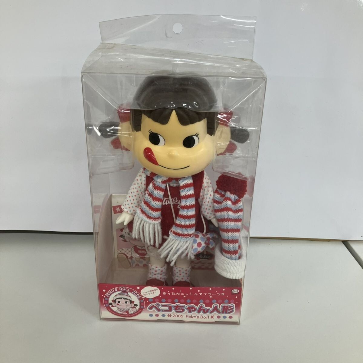 P046-Z22-1046 2006 人形 ペコちゃん人形 Peko's Doll 不二家 マスコットキャラクター あったかニット マフラーつき ニット帽子付き NA