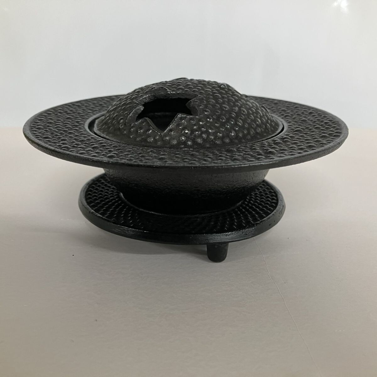 P045-SG8-1767 南部鉄器 名門 岩鋳 いわちゅう 鋳鉄 ちゅうてつ 蓋付き灰皿 小物 紅葉透かし アラレ文様 NA