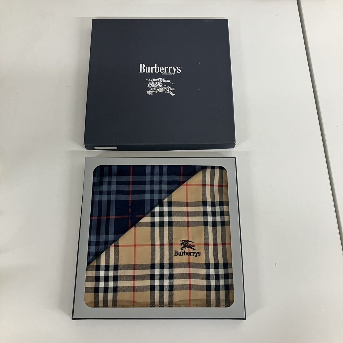 P006-Z24-66 バーバリー ハンカチ 2枚セット ノバチェック 紺 ベージュ ロゴ入り Burberrys 箱付 服飾小物 ギフト NA