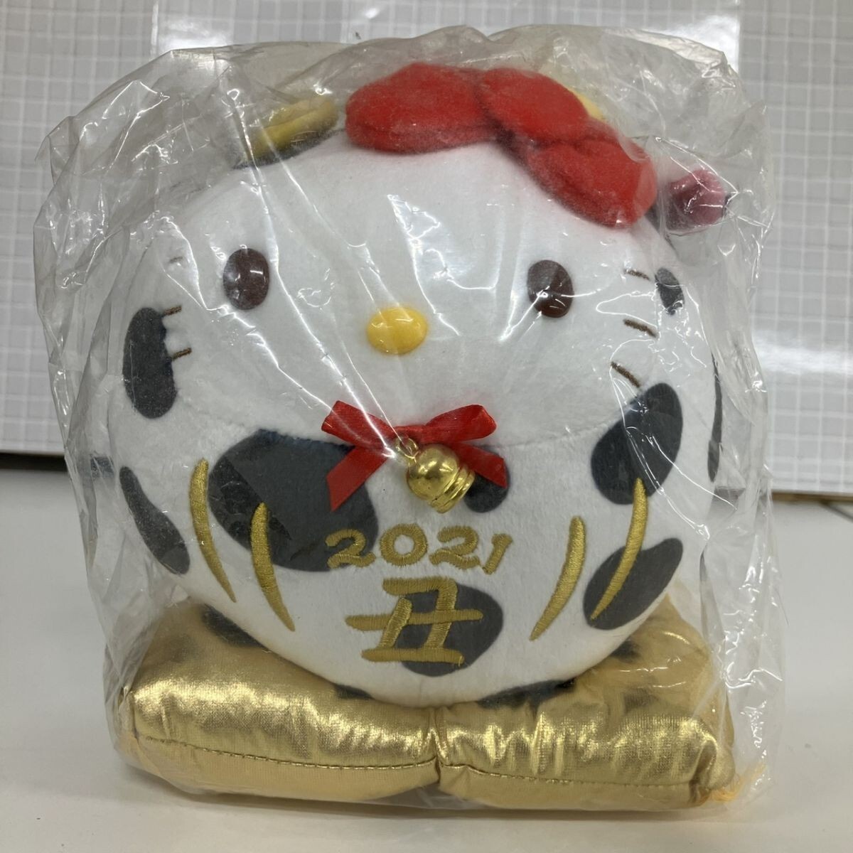 P005-Z22-1057 【未開封】2021年 干支 丑 牛 うし だるま ぬいぐるみ ハローキティ サンリオ Sanrio Yakult ヤクルト 限定 非売品 NA
