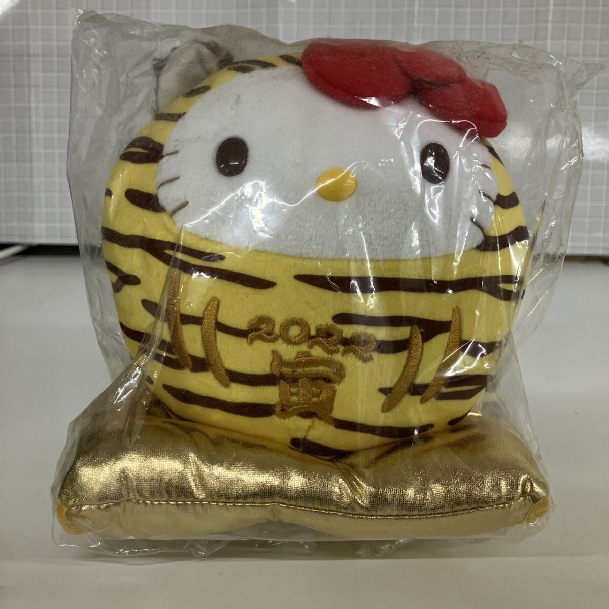 P004-Z22-1056 2022年 干支 寅 虎 とら だるま ぬいぐるみ ハローキティ サンリオ Sanrio Yakult ヤクルト 限定 非売品 NA