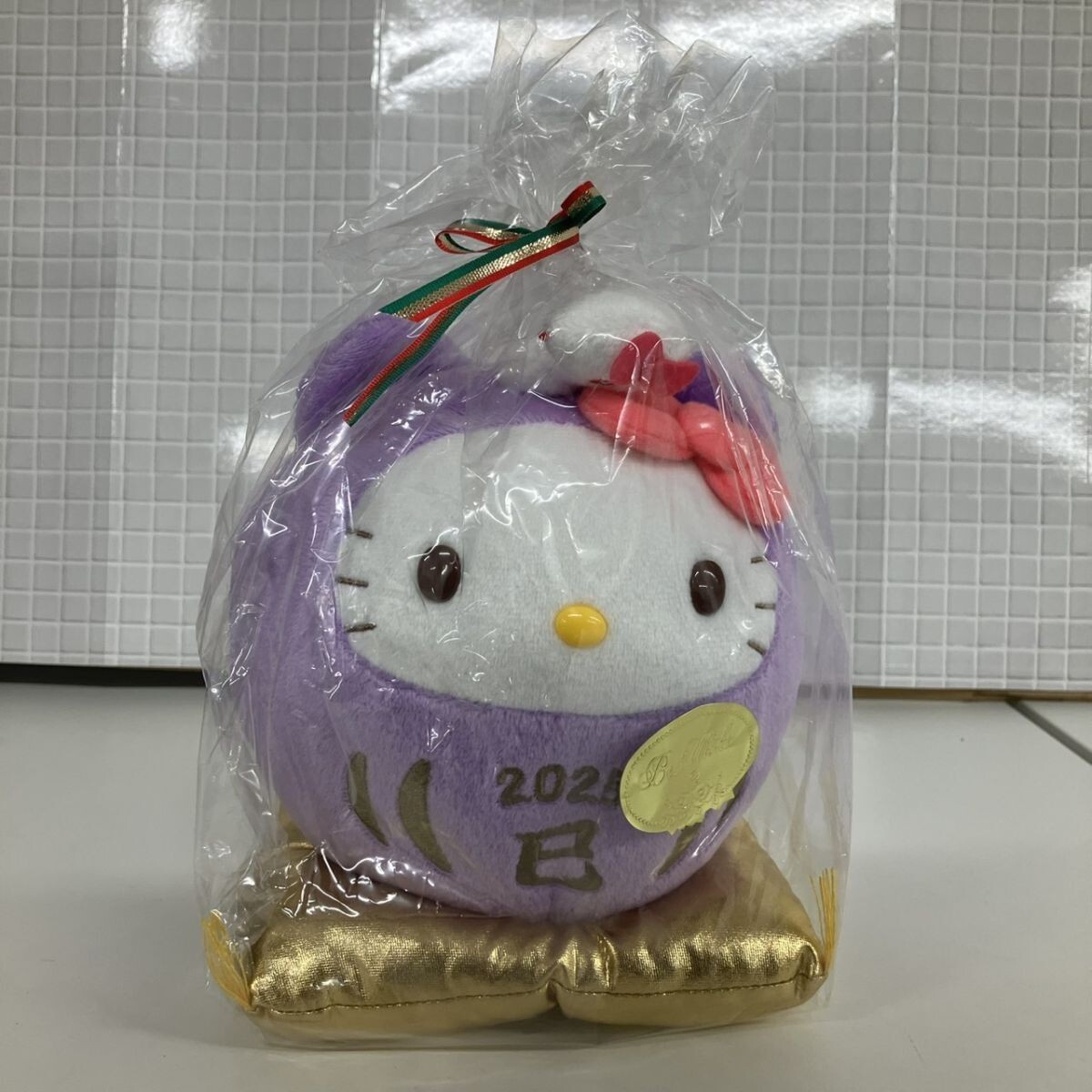 P003-Z22-1054 2025年 干支 巳 へび だるま ぬいぐるみ ハローキティ サンリオ Sanrio Yakult ヤクルト 限定 非売品 NA