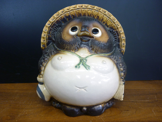 陶器製 たぬきの置物 幅24cm 奥行21cm 高さ27.5cm 縁起物 狸 商売繁盛 金運招来 開店祝い タヌキ 5号相当 札幌 平岸店