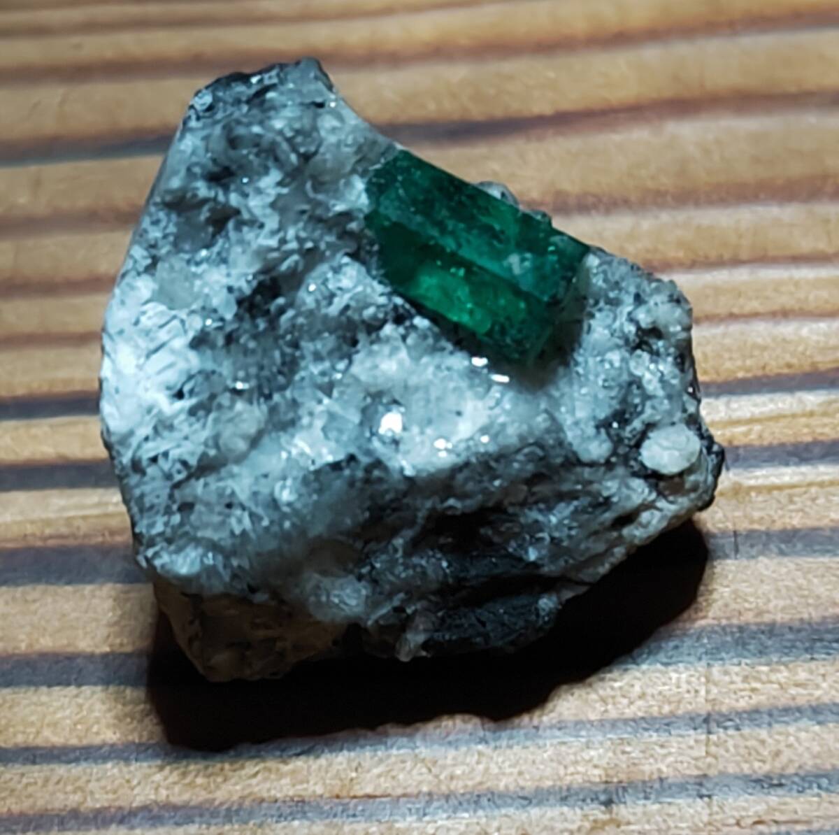 エメラルド原石　ムゾー鉱山　コロンビア　ベリル