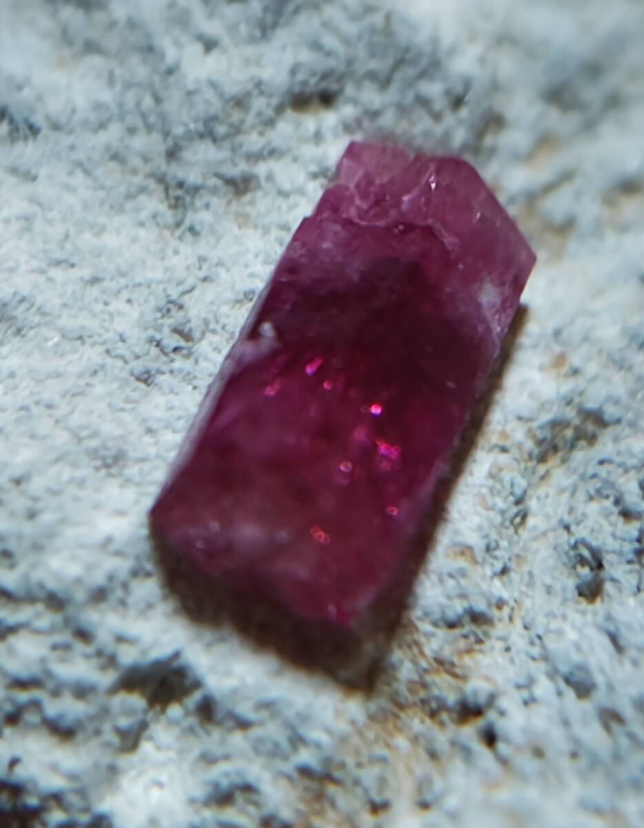 レッドベリル　ビクスバイト　原石　RED BERYL BIXBITE UTAH
