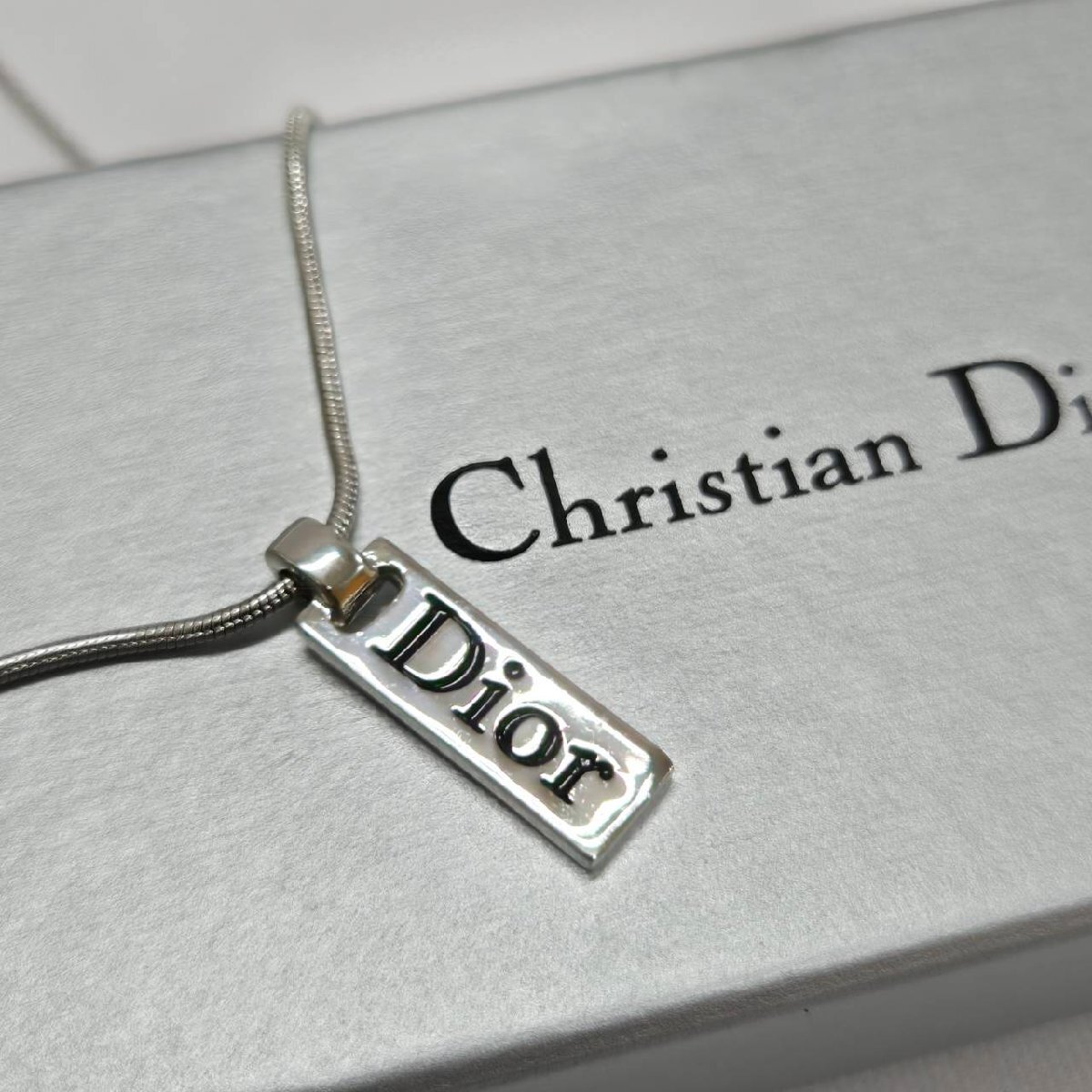 Christian Dior クリスチャンディオール ネックレス プレート ロゴ シルバーカラー アクセサリー ブランド小物