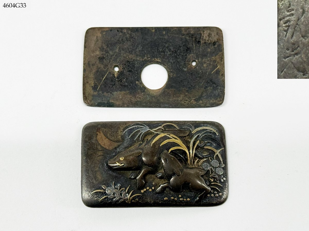 送料無料 ○光 在銘 猪 月花 風景図 盛上図 金彩 重量 約18.96g 約40.7cm×24.4cm 金具 金属工芸 時代物 アンティーク 4604G33-20