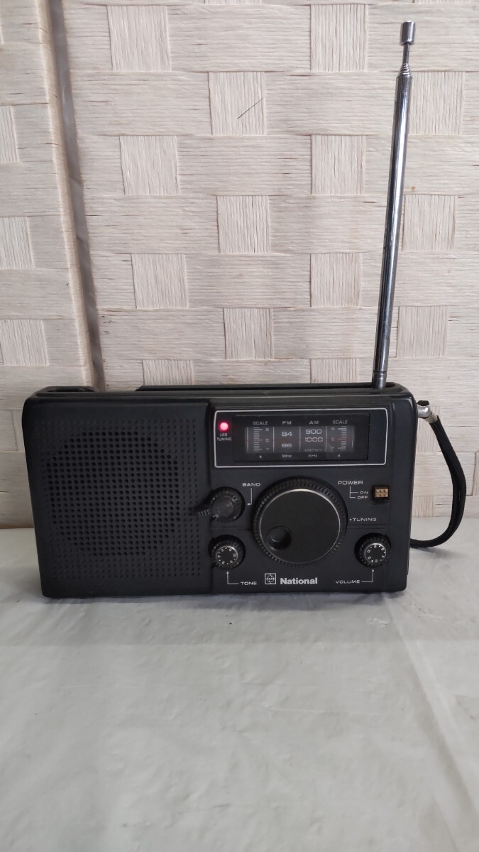 4H22①「レトロ」Nationalポータブルラジオ（RF-068）メカニカルなデザイン「アンティーク」