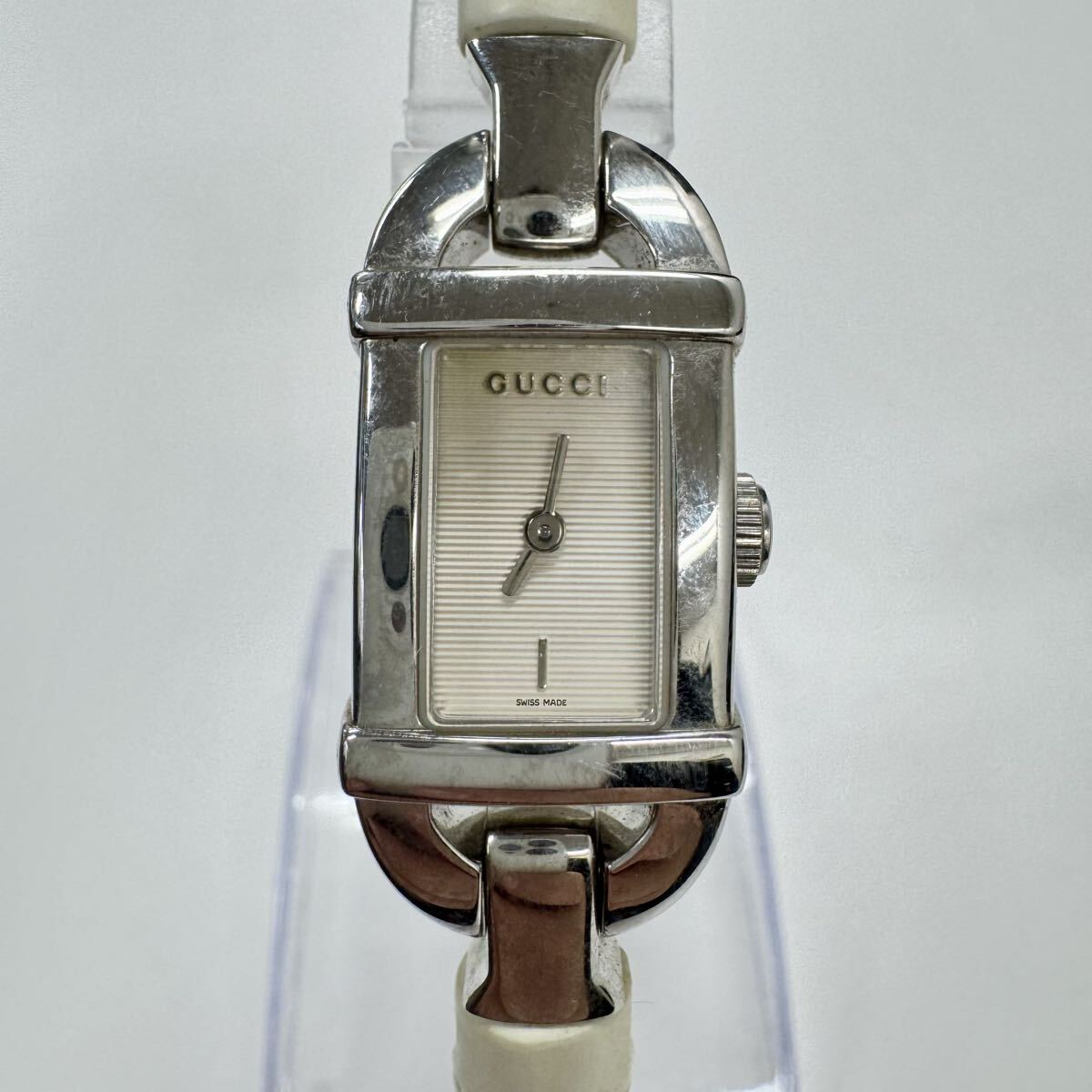 HS260316UE 【GUCCI】6800L グッチ レディース 腕時計 クォーツ レザー シルバー ヴィンテージ バングルウォッチ 白 ステンレススチール