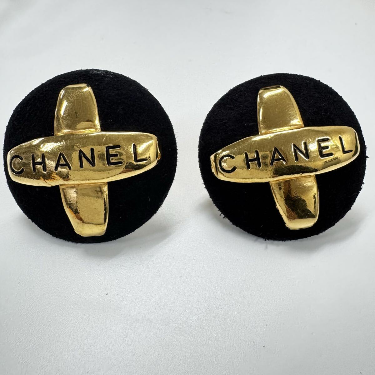 HS260320SK【CHANEL】シャネル ヴィンテージ クロス ロゴ イヤリング 29刻 スエード マルチーズクロス Maltese Cross ブラック ゴールド