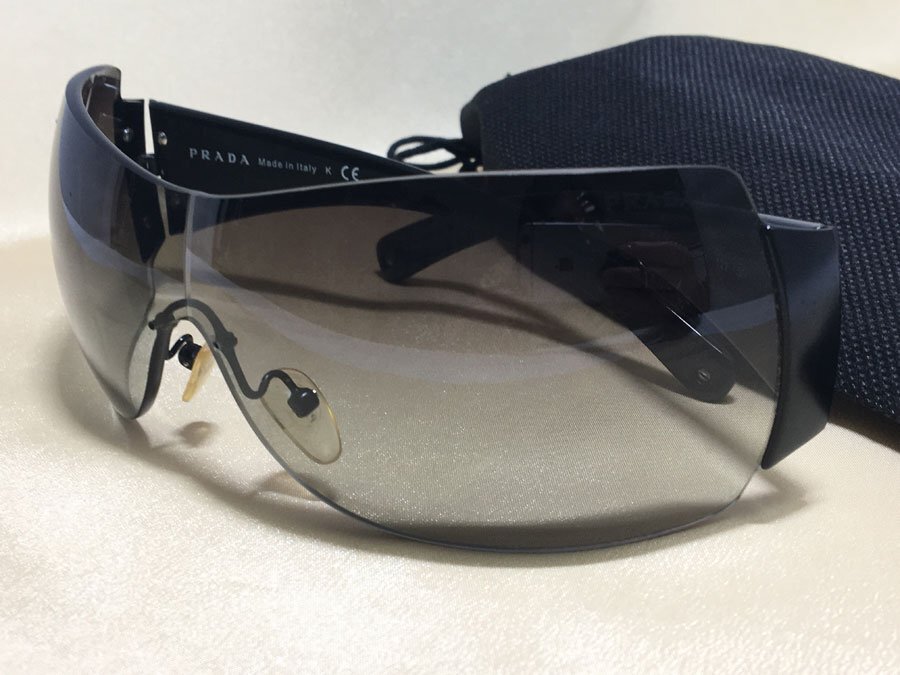 PRADA プラダ サングラス SPR 041 1AB-3MI 122 3N 度なし 黒 ブラック スモーク ロゴ入り 社外保存袋付き