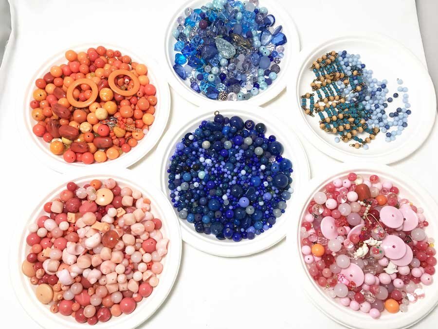 ◆ハンドメイド用 パーツ ビーズセット ブルー・ピンク・オレンジ系 リーフ他 約1027.9ｇアクセサリーパーツ 素材 おまとめ 店舗引上げ 2-1