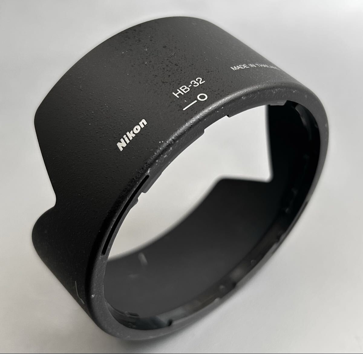 ［Nikon BAYONET LENS HOOD HB-32］ニコン純正 バヨネット レンズフード HB-32 (AF-S DX NIKKOR 18-140mm f/3.5-5.6G ED VR用)【美品】
