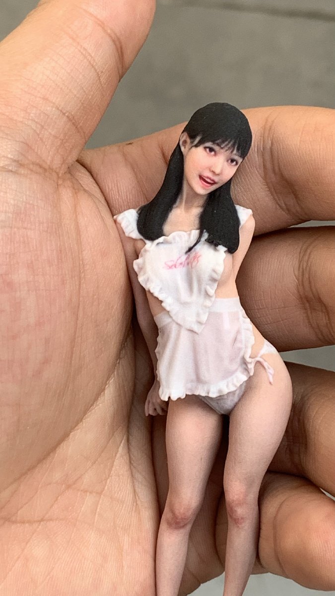 1/18スケール エプロン付き女性写実彫刻塗装フィギュア（カーモデルシーン用）
