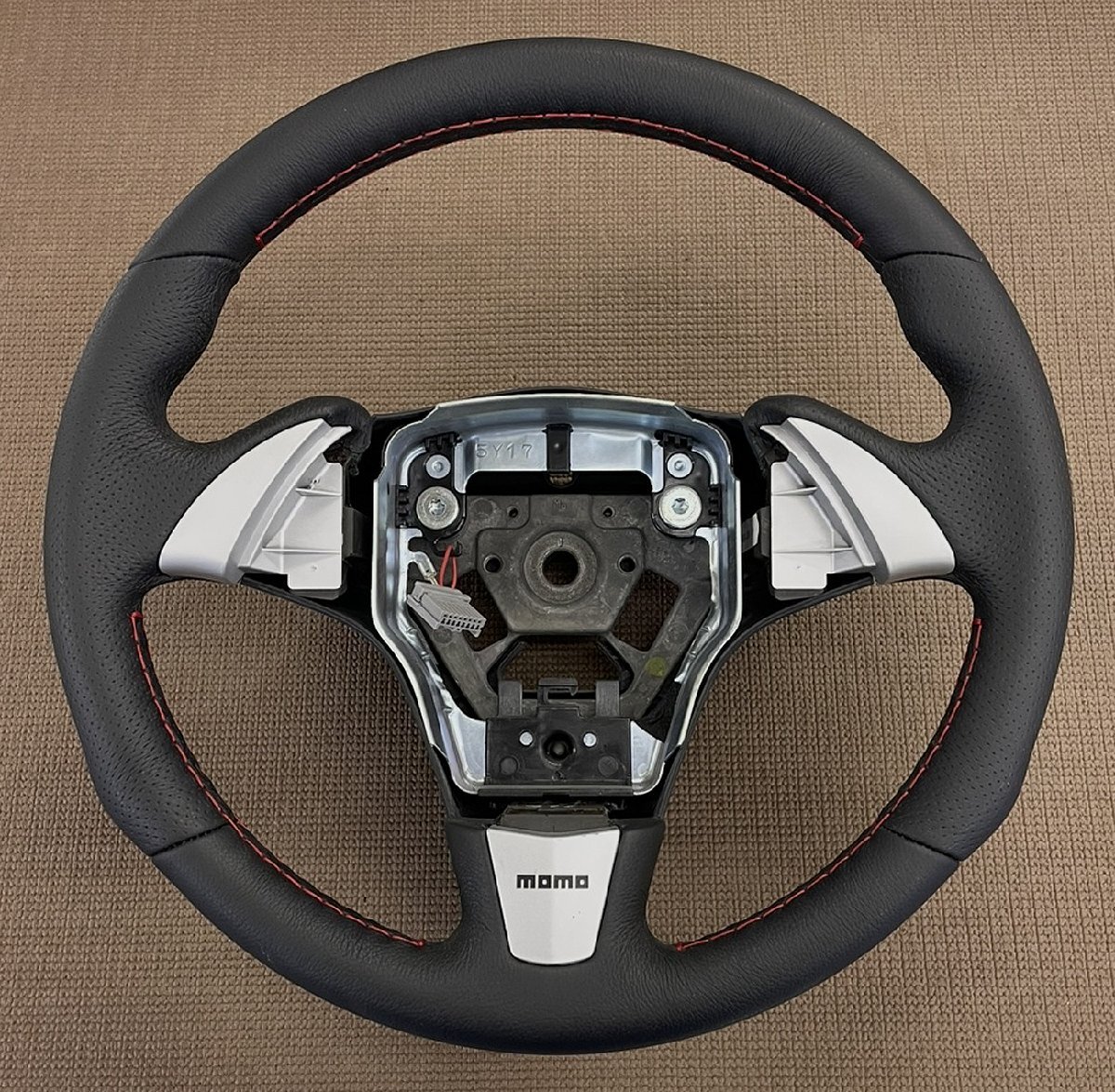 新車外し MOMO 日産 Z33 フェアレディZ/V35 スカイライン等 純正OP レザーステアリング 本革 NISSAN ハンドル (2)