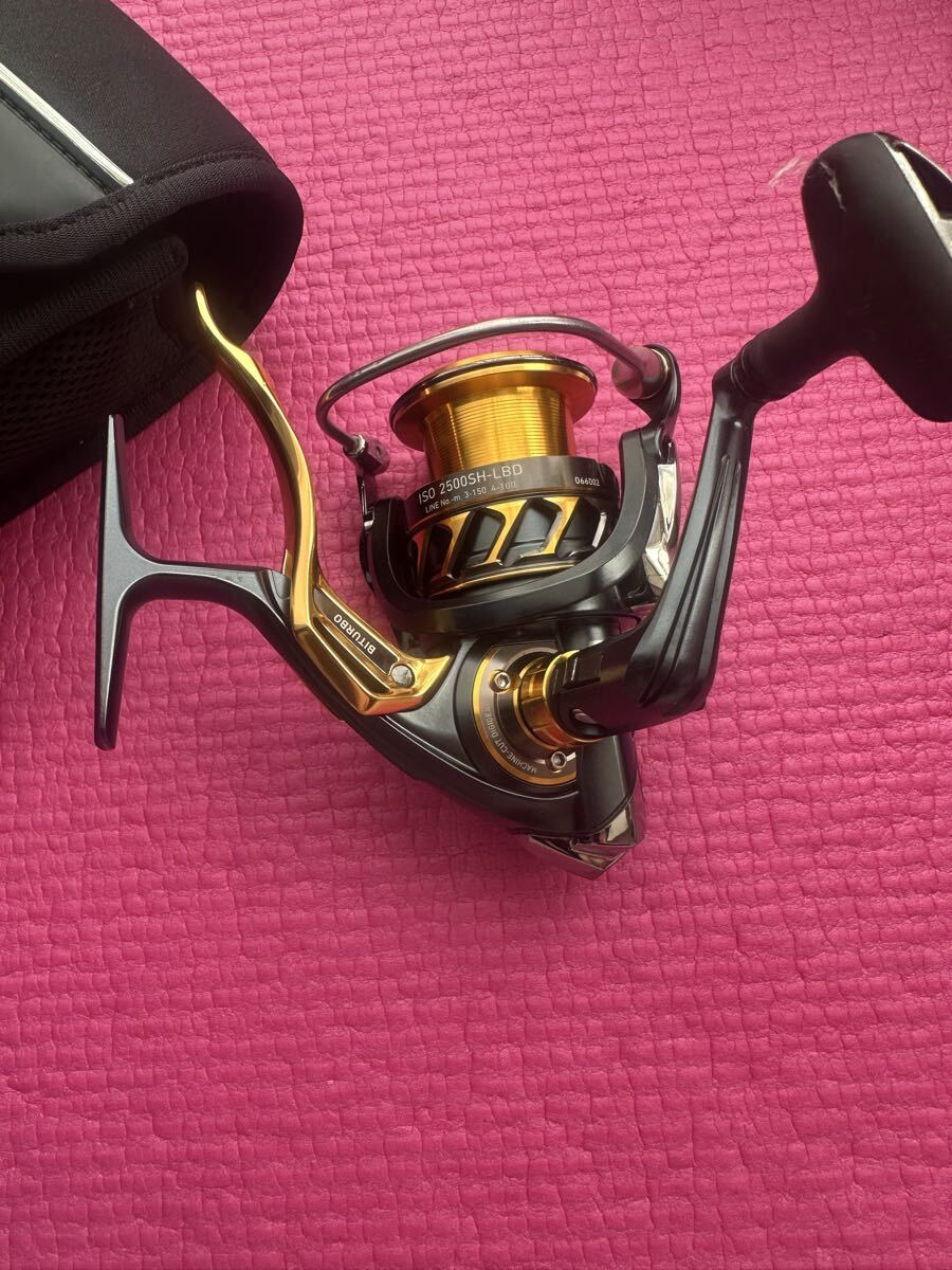 ダイワ 18トーナメントISO 2500SH-LBD スピニングリール ゴールド ブラック