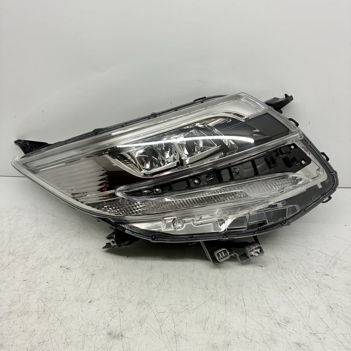 【美品破損無】ZRR80 85 ZWR80 ノア エスクァイア 後期 ヘッドライト ランプ レンズ 右 右側 運転席側 R LED ICHIKOH 28-239 打刻 M P80410