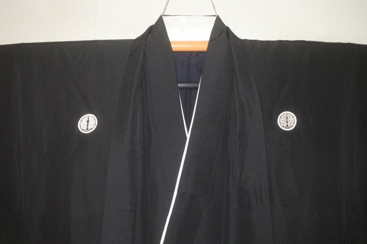 弐11552 本絹羽二重 男黒紋付着物羽織 裄69丈140К丸に抱き菊の葉 現代物 極美品 新品級 比翼つき最高級品